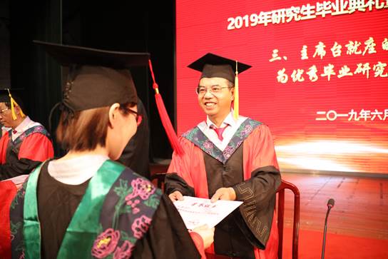 陈弘书记为省、校优秀毕业生获得者颁发证书